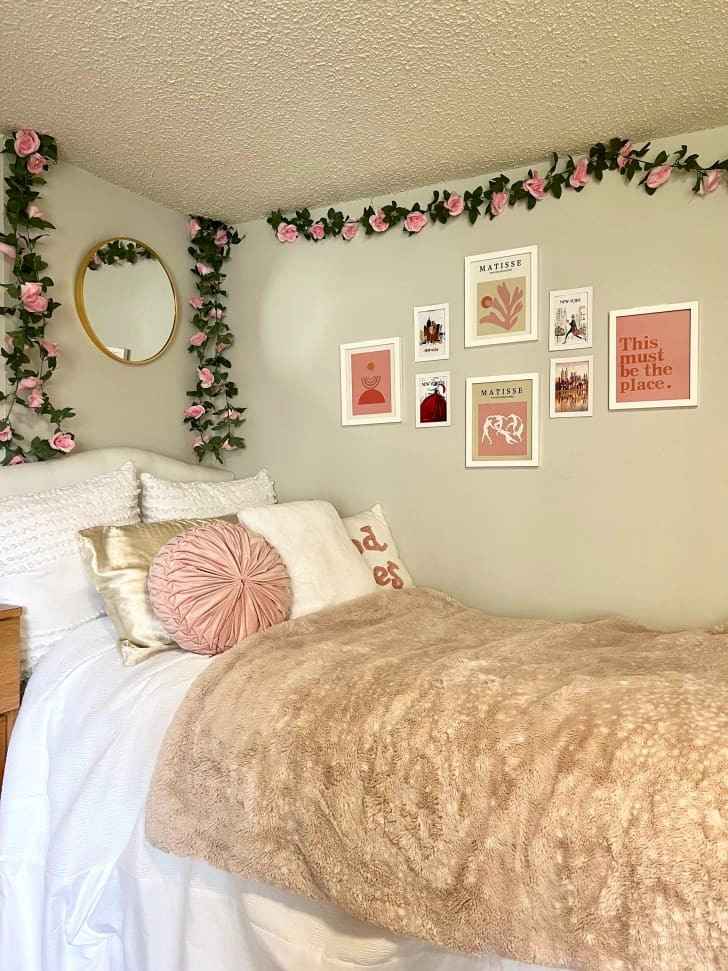 23 Simple College Dorm Room Decorating Ideas That Make Small Spaces Super Cozy smallhometours.com 1