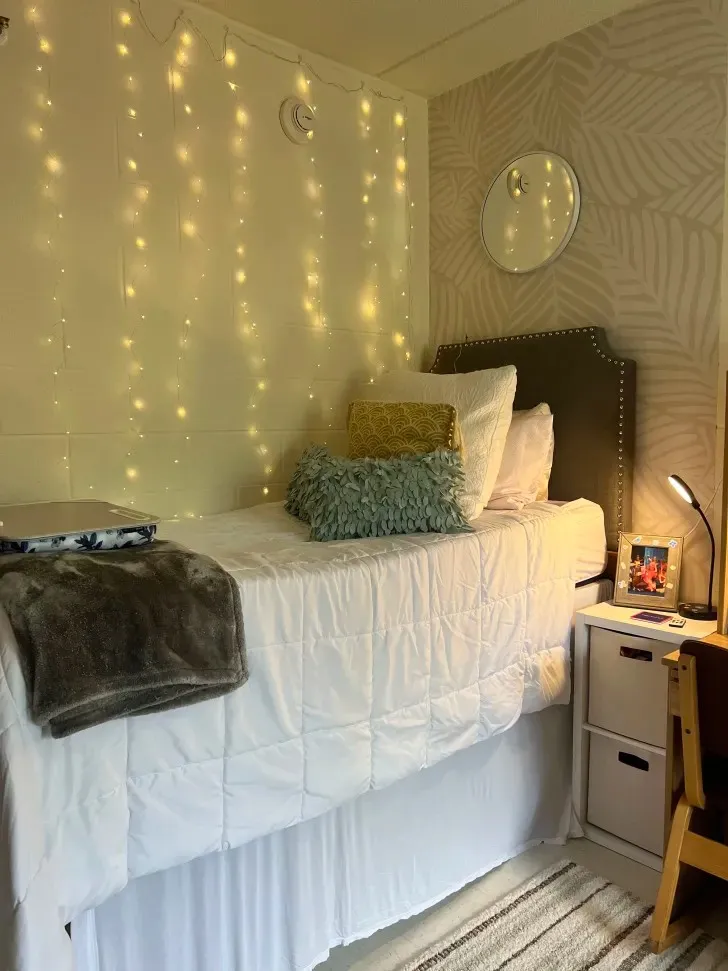 23 Simple College Dorm Room Decorating Ideas That Make Small Spaces Super Cozy smallhometours.com 12