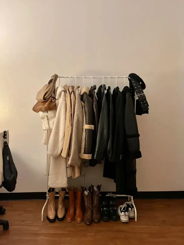 23 Simple College Dorm Room Decorating Ideas That Make Small Spaces Super Cozy smallhometours.com 17