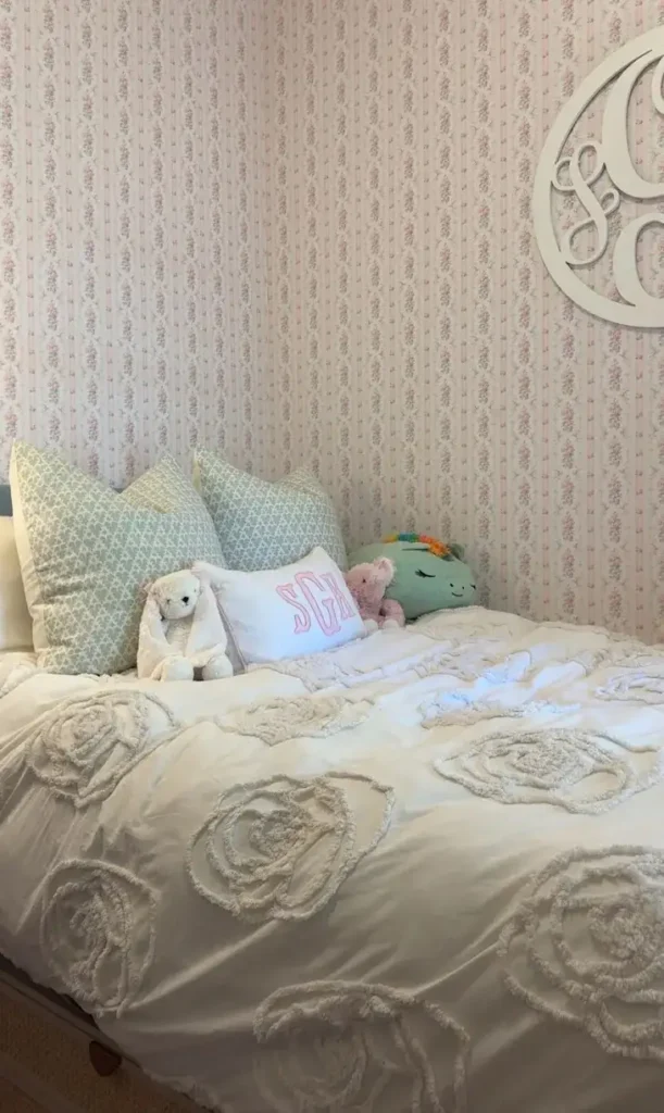 23 Simple College Dorm Room Decorating Ideas That Make Small Spaces Super Cozy smallhometours.com 20