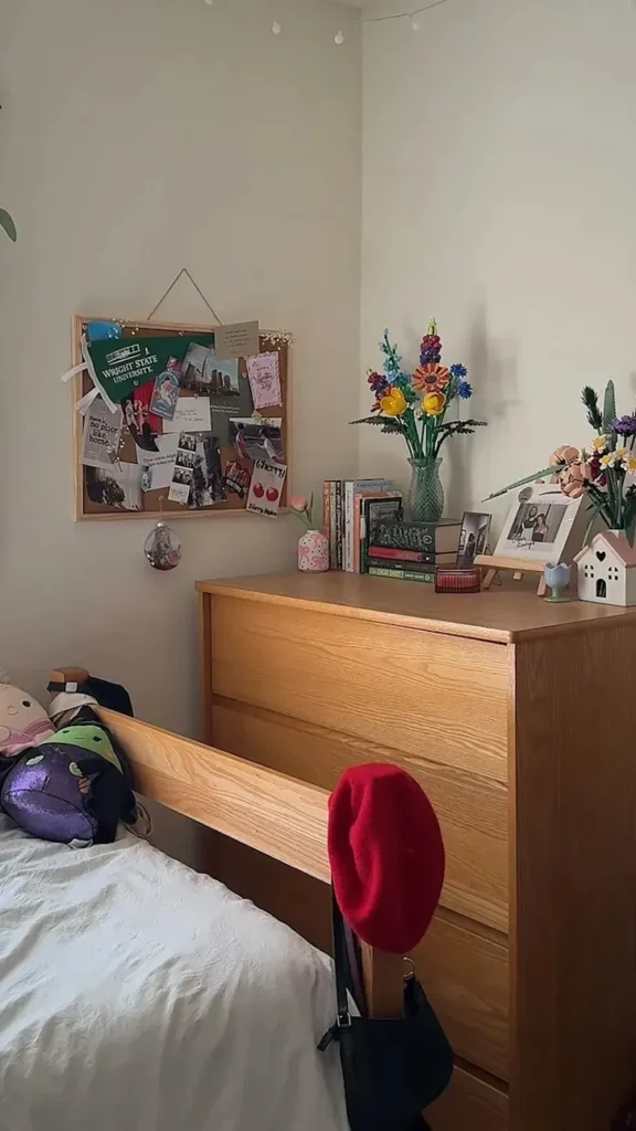 23 Simple College Dorm Room Decorating Ideas That Make Small Spaces Super Cozy smallhometours.com 7