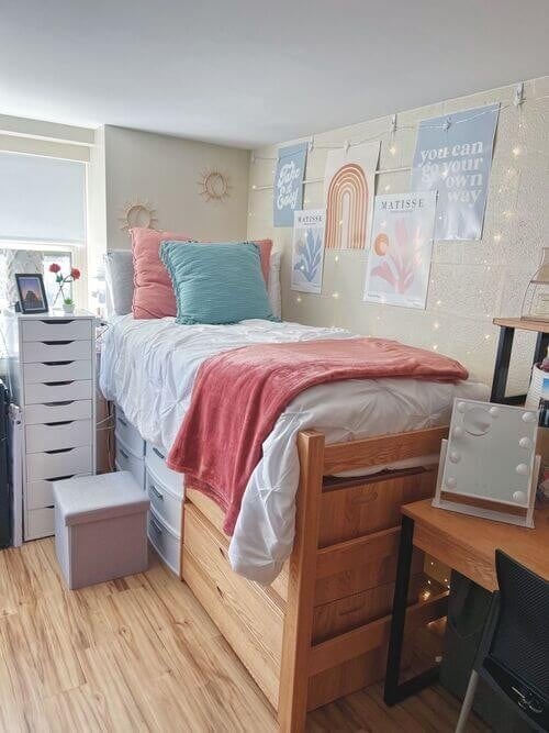 41 Classic College Dorm Room Color Schemes That Turn Small Spaces Into a Home smallhometours.com 10