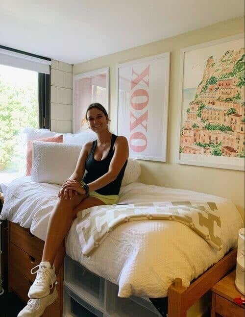 41 Classic College Dorm Room Color Schemes That Turn Small Spaces Into a Home smallhometours.com 11