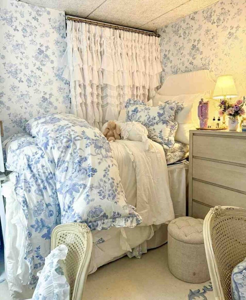 41 Classic College Dorm Room Color Schemes That Turn Small Spaces Into a Home smallhometours.com 12