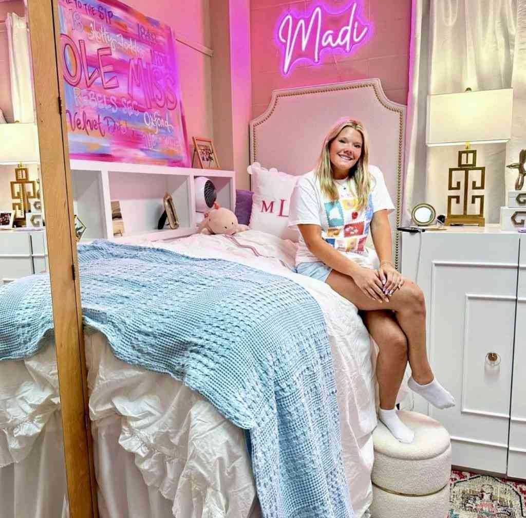 41 Classic College Dorm Room Color Schemes That Turn Small Spaces Into a Home smallhometours.com 13