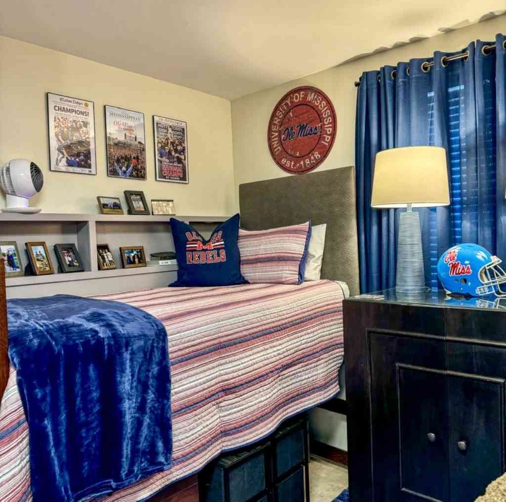 41 Classic College Dorm Room Color Schemes That Turn Small Spaces Into a Home smallhometours.com 19