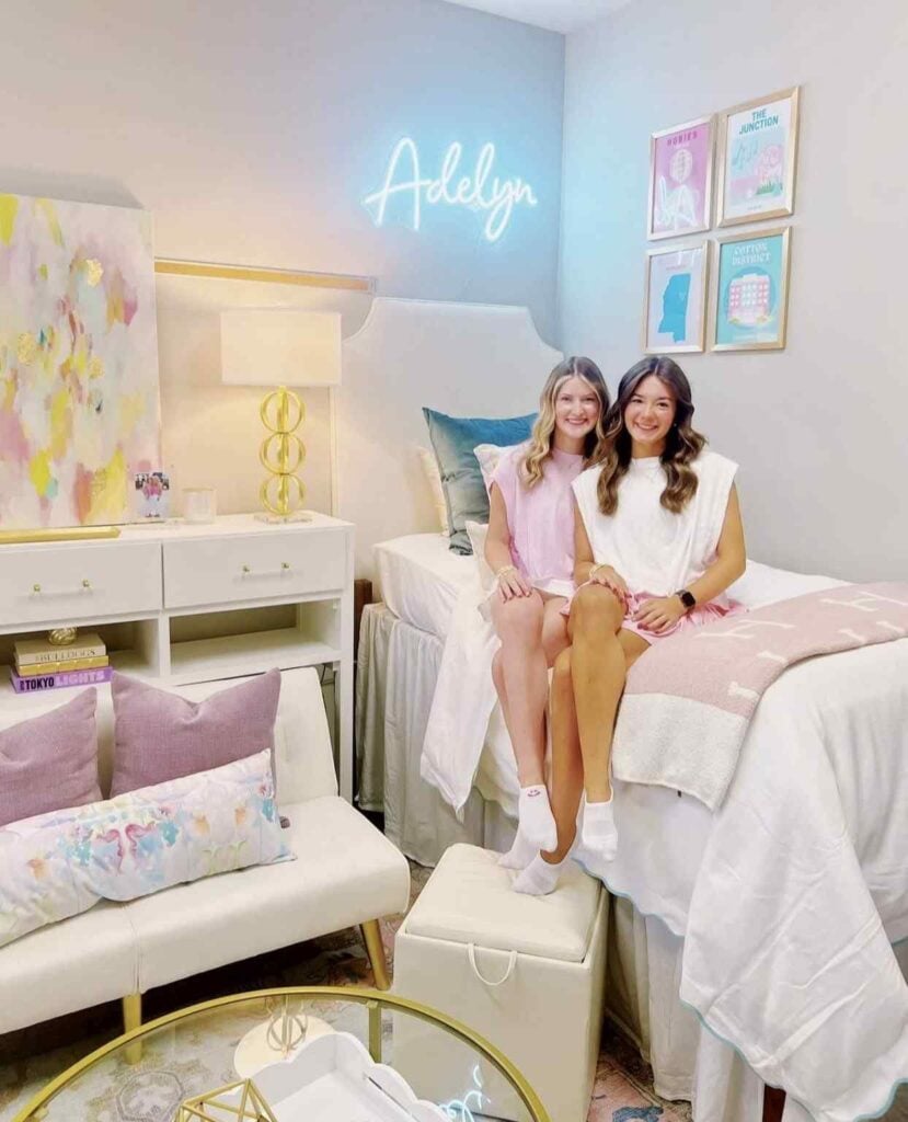 41 Classic College Dorm Room Color Schemes That Turn Small Spaces Into a Home smallhometours.com 22