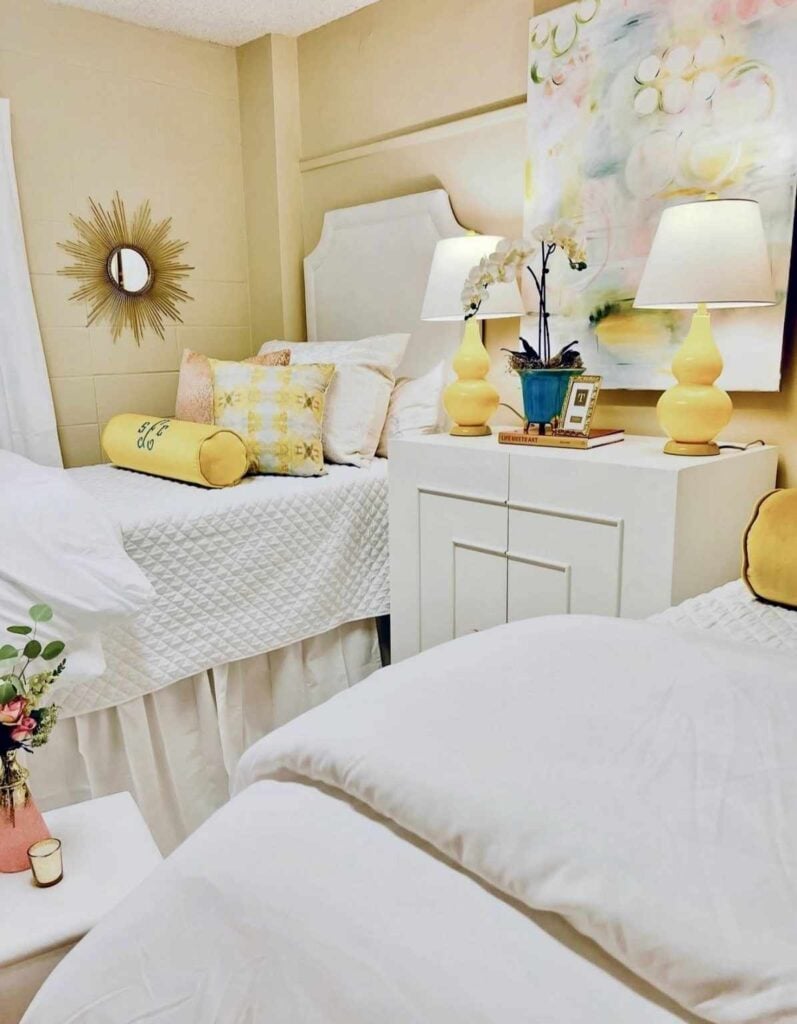 41 Classic College Dorm Room Color Schemes That Turn Small Spaces Into a Home smallhometours.com 24