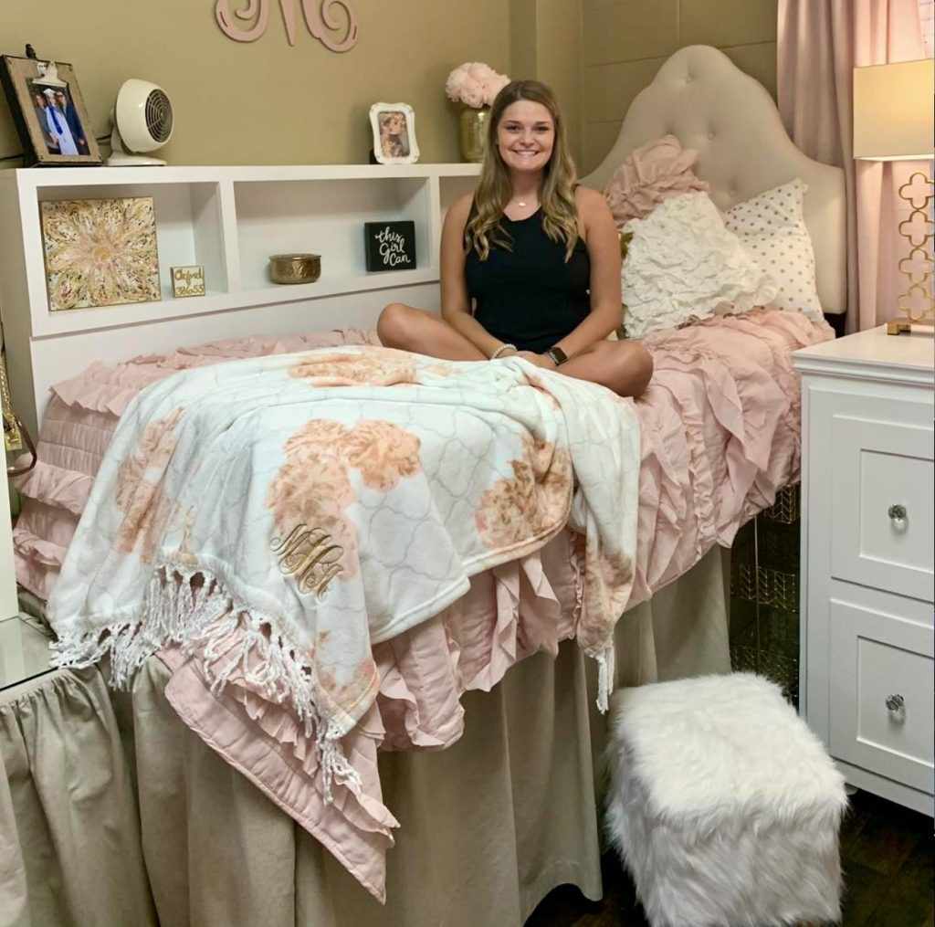 41 Classic College Dorm Room Color Schemes That Turn Small Spaces Into a Home smallhometours.com 26