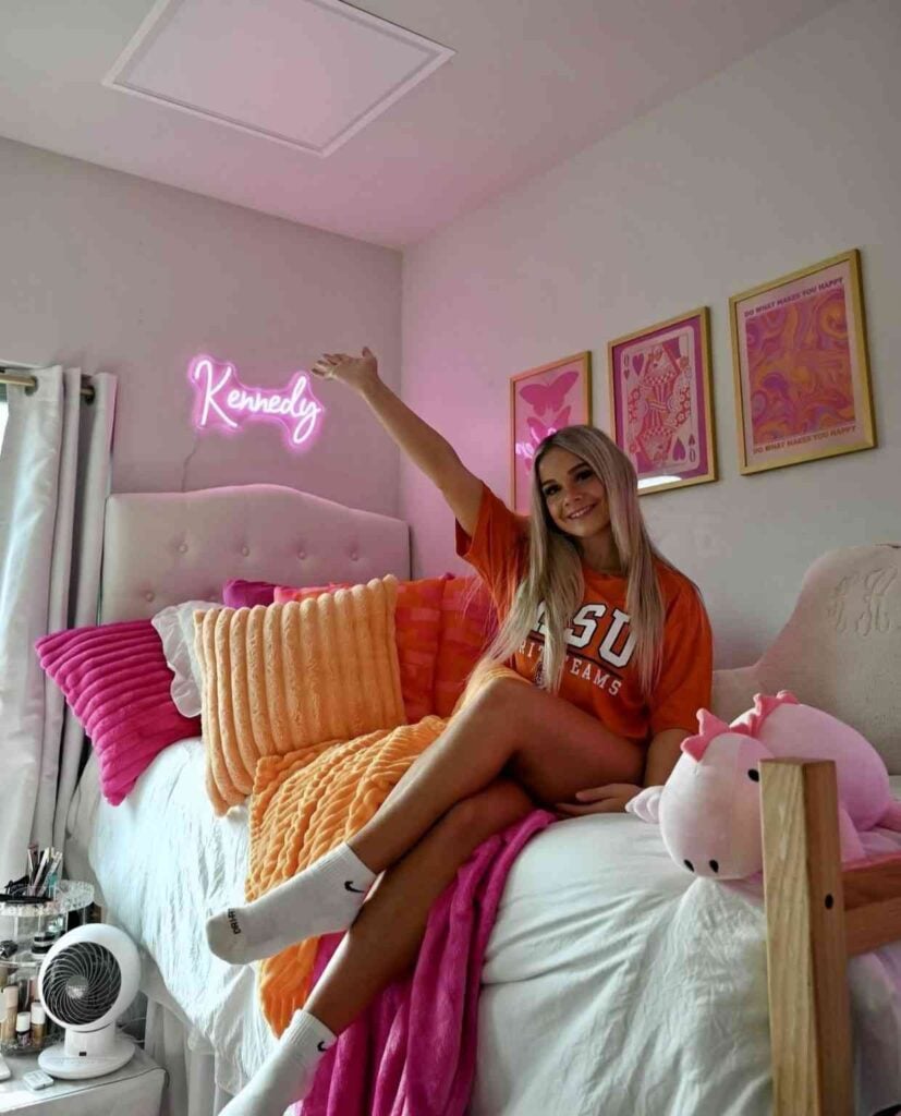 41 Classic College Dorm Room Color Schemes That Turn Small Spaces Into a Home smallhometours.com 27