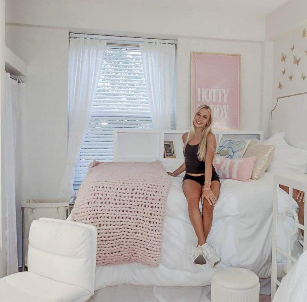 41 Classic College Dorm Room Color Schemes That Turn Small Spaces Into a Home smallhometours.com 28