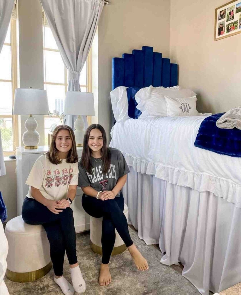 41 Classic College Dorm Room Color Schemes That Turn Small Spaces Into a Home smallhometours.com 30