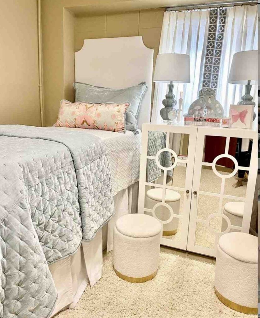 41 Classic College Dorm Room Color Schemes That Turn Small Spaces Into a Home smallhometours.com 7