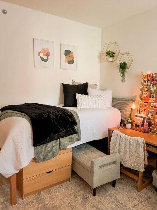 41 Classic College Dorm Room Color Schemes That Turn Small Spaces Into a Home smallhometours.com 7