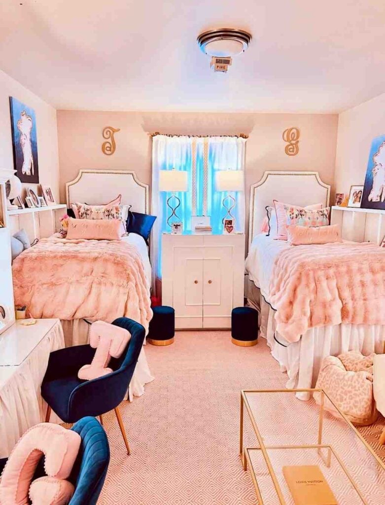 41 Classic College Dorm Room Color Schemes That Turn Small Spaces Into a Home smallhometours.com 8