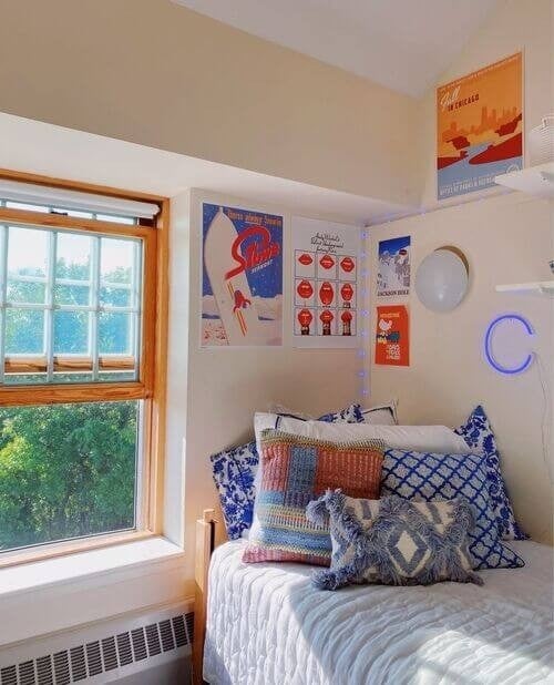 41 Classic College Dorm Room Color Schemes That Turn Small Spaces Into a Home smallhometours.com 8