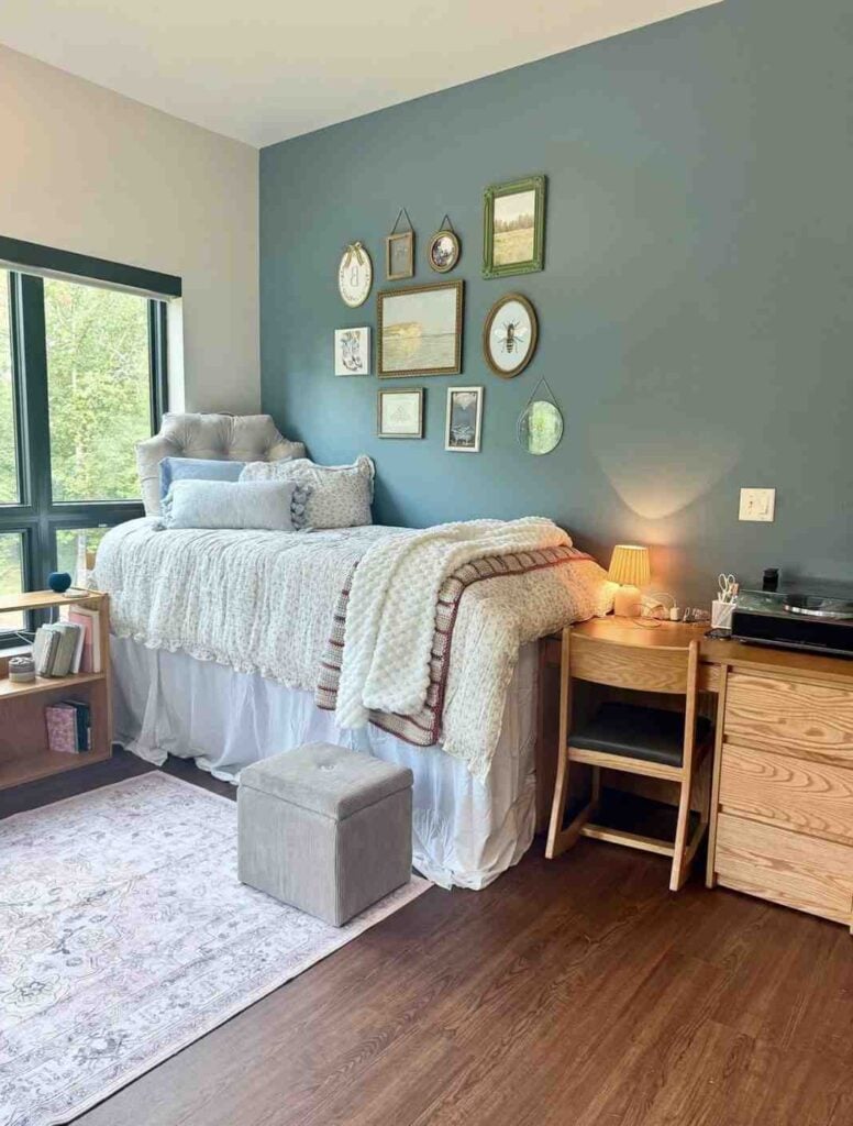 41 Classic College Dorm Room Color Schemes That Turn Small Spaces Into a Home smallhometours.com 9