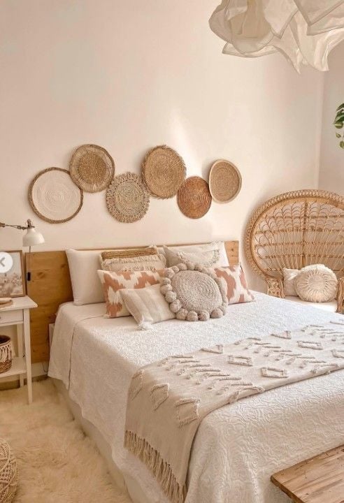 12 Above Bed Decor Ideas That Instantly Elevate Your Bedroom smallhometours.com 1