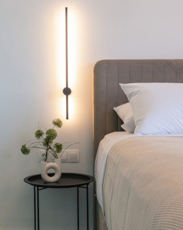 12 Above Bed Decor Ideas That Instantly Elevate Your Bedroom smallhometours.com 2