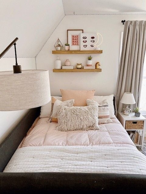 12 Above Bed Decor Ideas That Instantly Elevate Your Bedroom smallhometours.com 2