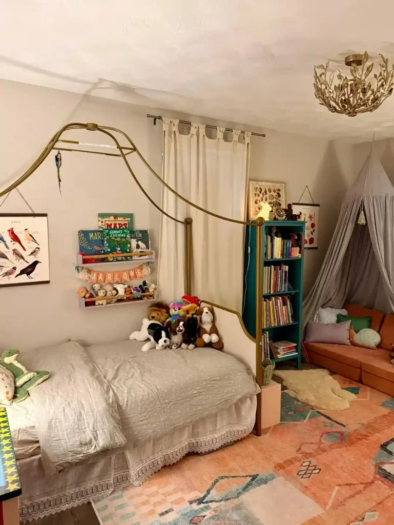 12 Above Bed Decor Ideas for Kids Bedrooms smallhometours.com 10