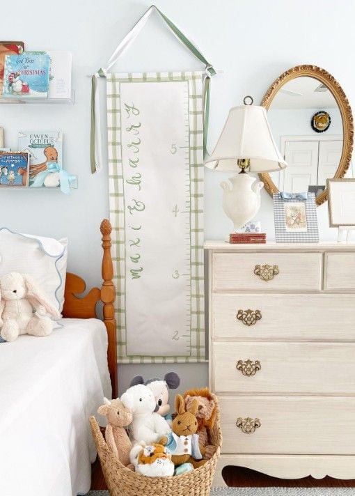 12 Above Bed Decor Ideas for Kids Bedrooms smallhometours.com 10