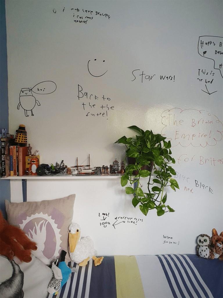 12 Above Bed Decor Ideas for Kids Bedrooms smallhometours.com 12