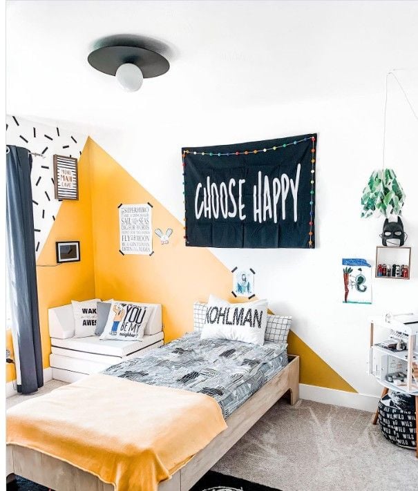 12 Above Bed Decor Ideas for Kids Bedrooms smallhometours.com 14