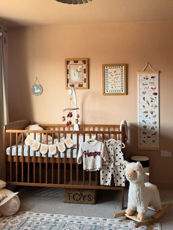 12 Above Bed Decor Ideas for Kids Bedrooms smallhometours.com 15