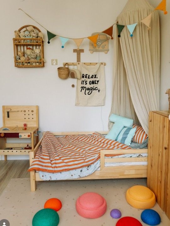 12 Above Bed Decor Ideas for Kids Bedrooms smallhometours.com 16