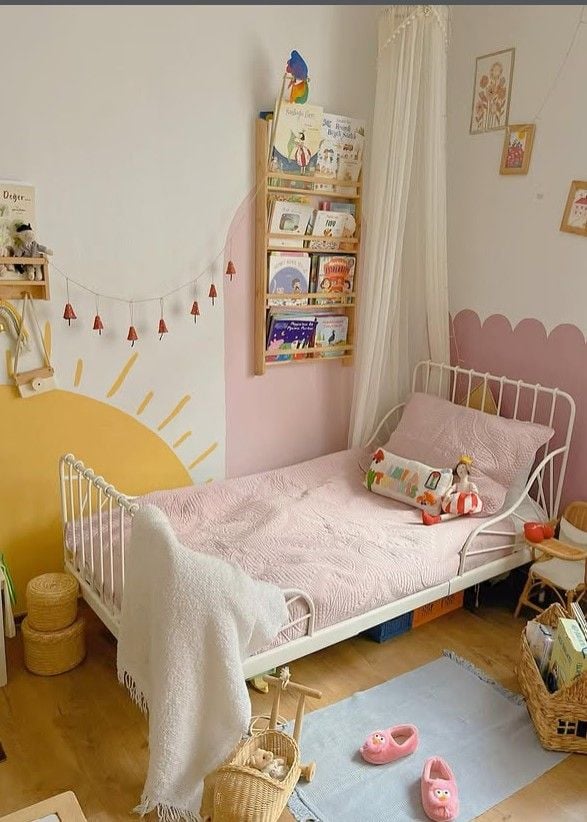 12 Above Bed Decor Ideas for Kids Bedrooms smallhometours.com 19