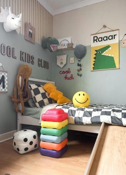 12 Above Bed Decor Ideas for Kids Bedrooms smallhometours.com 20