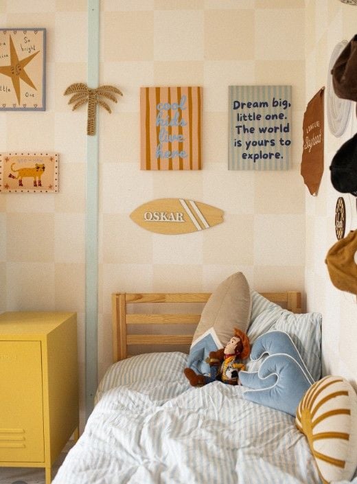 12 Above Bed Decor Ideas for Kids Bedrooms smallhometours.com 21