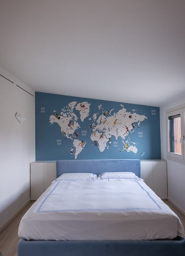 12 Above Bed Decor Ideas for Kids Bedrooms smallhometours.com 22