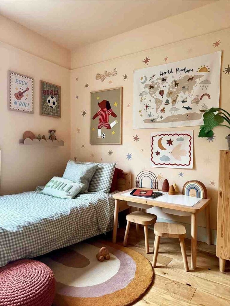 12 Above Bed Decor Ideas for Kids Bedrooms smallhometours.com 3