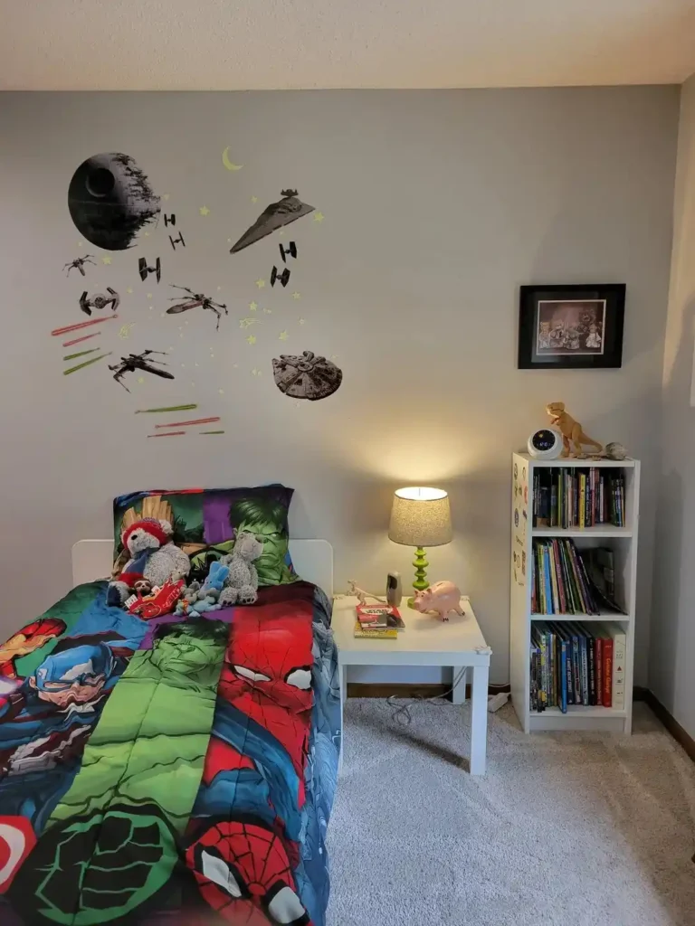 12 Above Bed Decor Ideas for Kids Bedrooms smallhometours.com 3