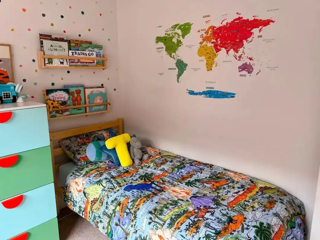 12 Above Bed Decor Ideas for Kids Bedrooms smallhometours.com 4