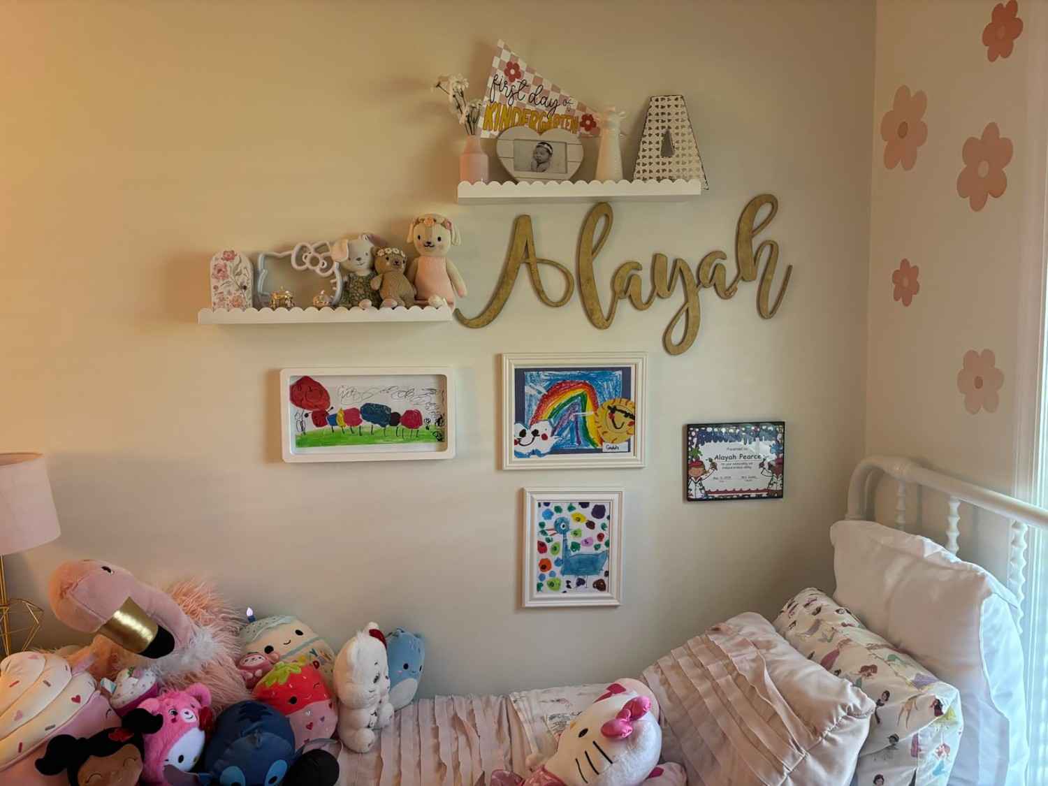 12 Above Bed Decor Ideas for Kids Bedrooms smallhometours.com 5 1