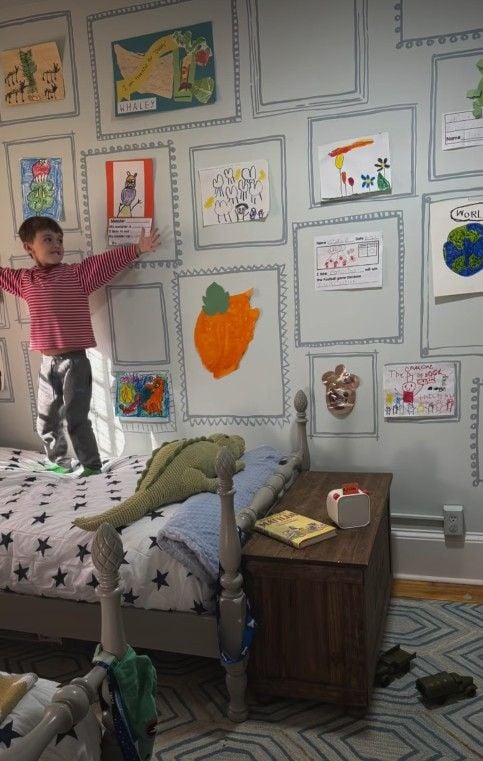 12 Above Bed Decor Ideas for Kids Bedrooms smallhometours.com 5