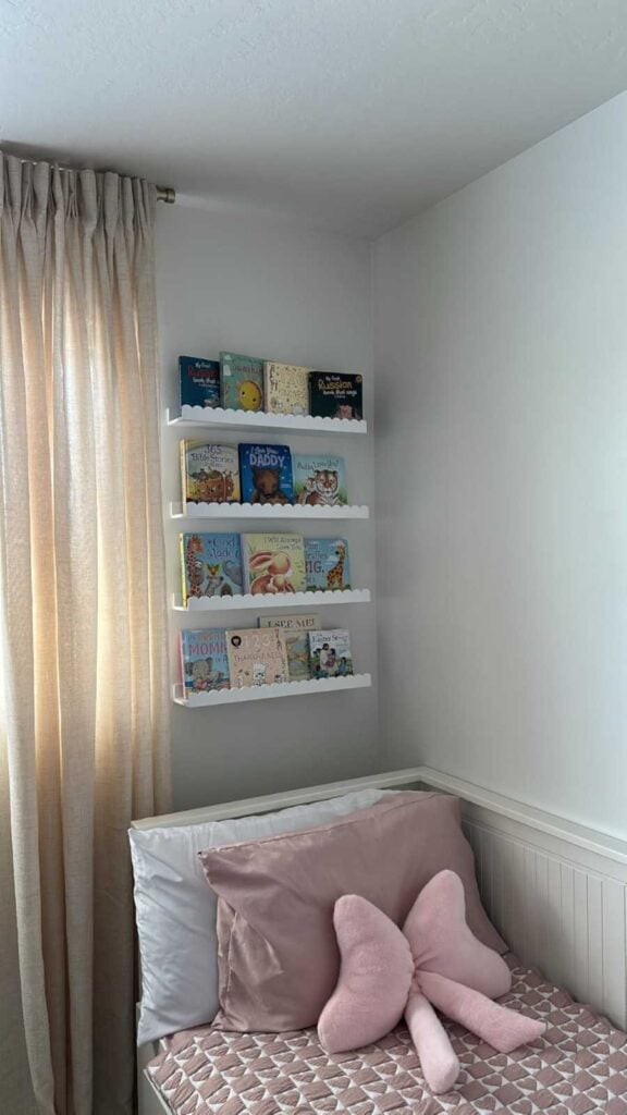 12 Above Bed Decor Ideas for Kids Bedrooms smallhometours.com 6