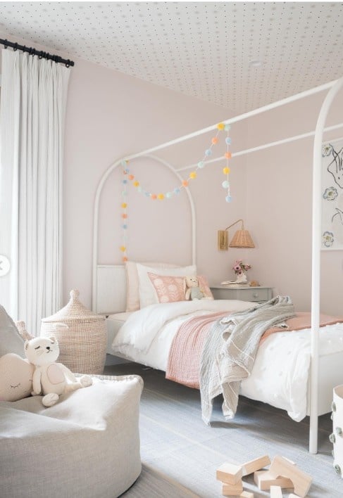 12 Above Bed Decor Ideas for Kids Bedrooms smallhometours.com 6