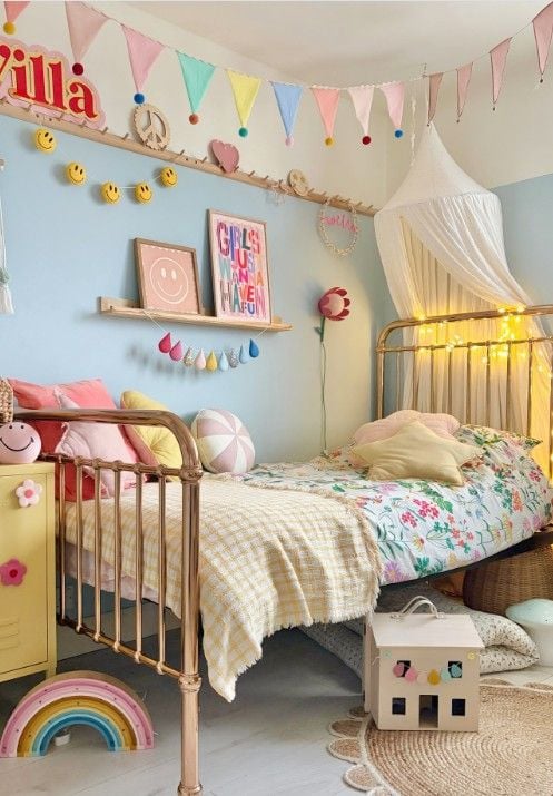 12 Above Bed Decor Ideas for Kids Bedrooms smallhometours.com 7