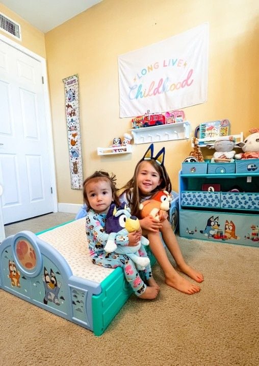 12 Above Bed Decor Ideas for Kids Bedrooms smallhometours.com 8