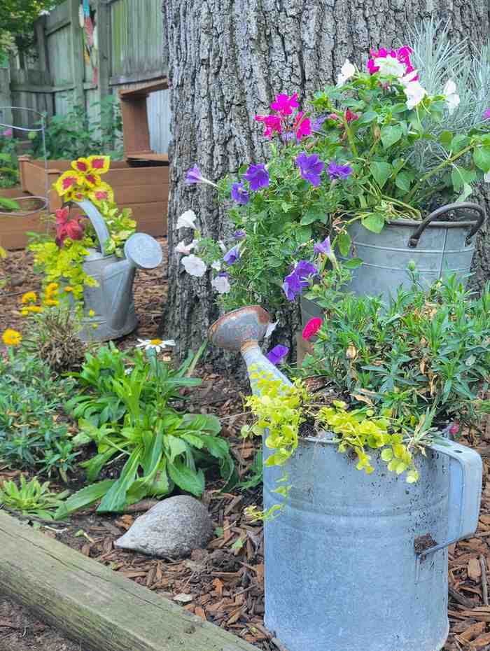 12 Antique Container Garden Ideas Vintage Charm for Any Space smallhometours.com 14