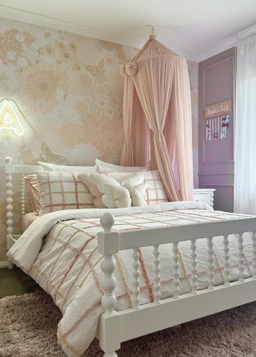 12 Pink Above Bed Decor Ideas to Instantly Elevate Your Bedroom smallhometours.com 17 1 1