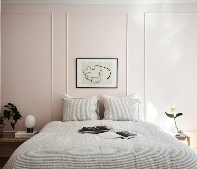 12 Pink Above Bed Decor Ideas to Instantly Elevate Your Bedroom smallhometours.com 19