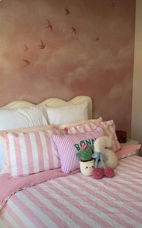 12 Pink Above Bed Decor Ideas to Instantly Elevate Your Bedroom smallhometours.com 5