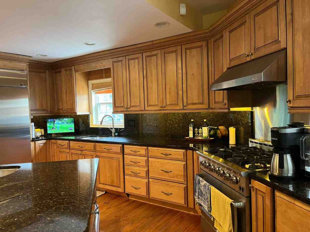 7 Best Cabinet Colors for Black Granite Countertops smallhometours.com 13