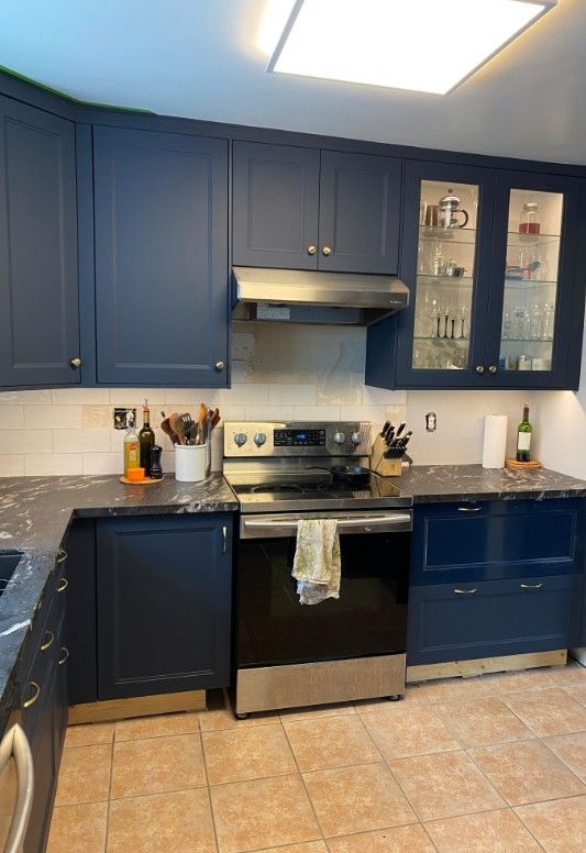 7 Best Cabinet Colors for Black Granite Countertops smallhometours.com 3