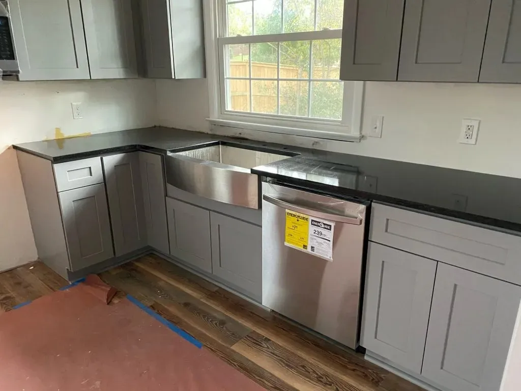 7 Best Cabinet Colors for Black Granite Countertops smallhometours.com 4